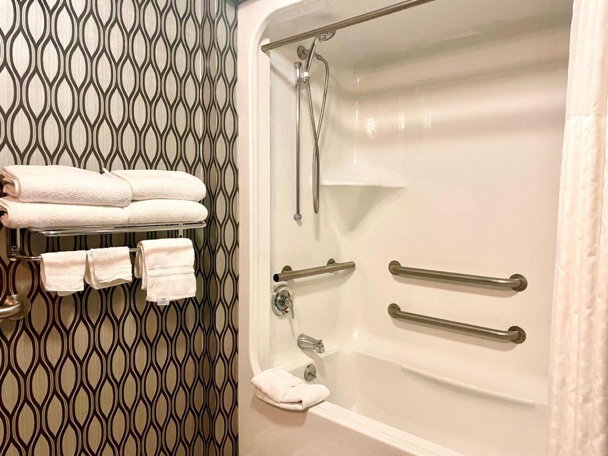 Park Manor Hotel 克利夫顿帕克 外观 照片 A shower with grab bars