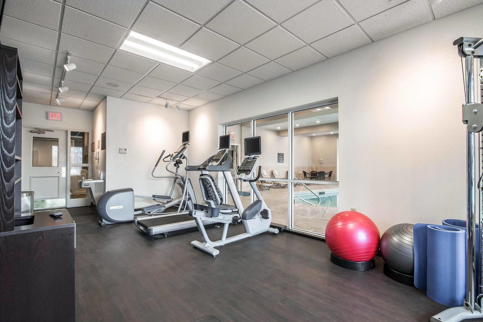 Park Manor Hotel 克利夫顿帕克 外观 照片 The fitness center at the 100 North Main Street location